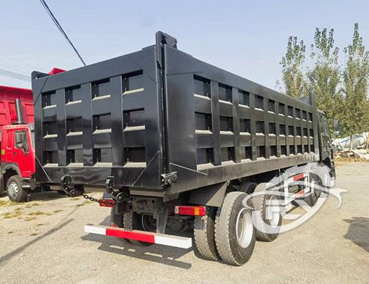 Used SINOTRUCK 8X4 RHD Dump Truck